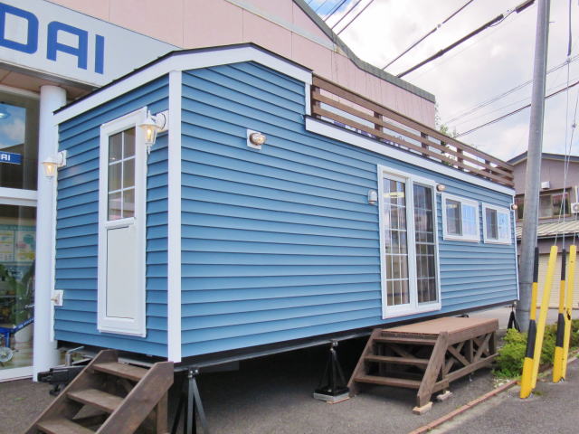 屋上付き小型店舗トレーラーハウス「スカイ」